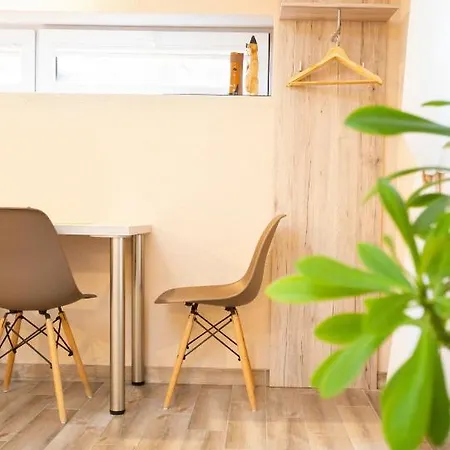 In Garage With Free Parking Apartment *
